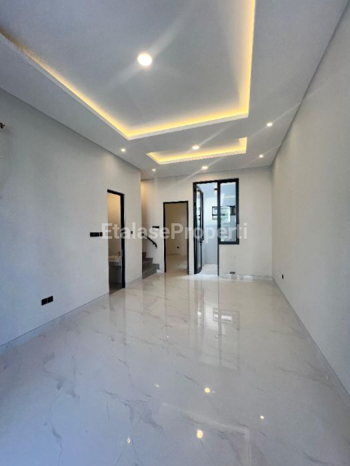 Foto properti *Dijual Rumah Siap Huni  Dian Istana - Surabaya Barat Mocca Verbana 3