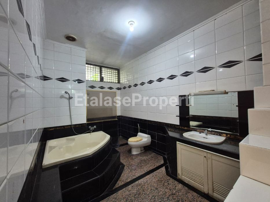 Foto properti Disewakan Rumah Kantor Di Jalan Arjuna Tidar 8