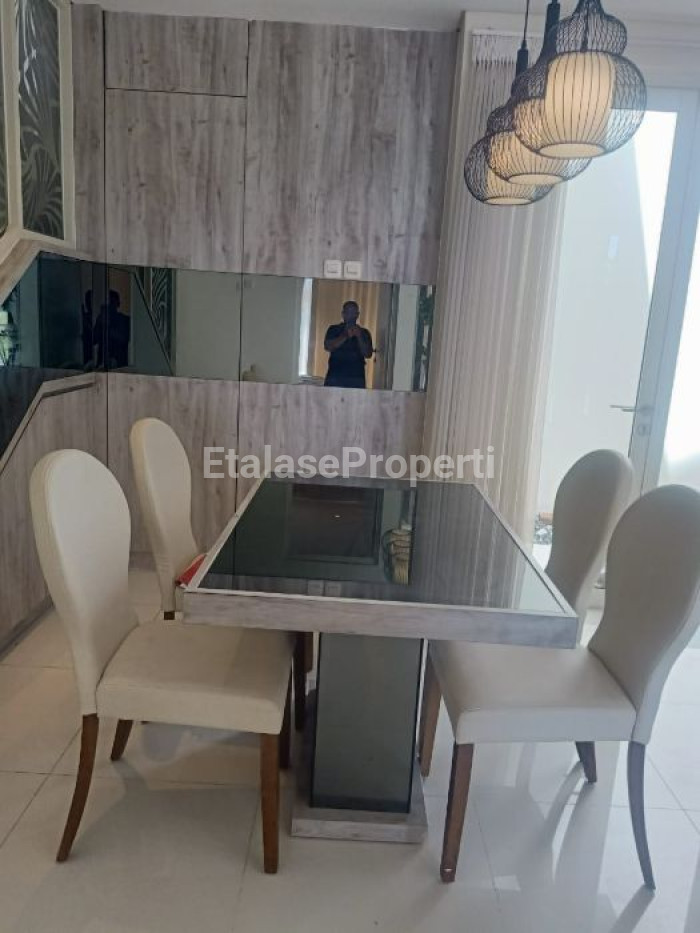 Foto properti DIJUAL RUMAH SIAP HUNI FULL FURNISHED DI ZIMBALI COSTA PAKUWON CITY, SURABAYA TIMUR 3
