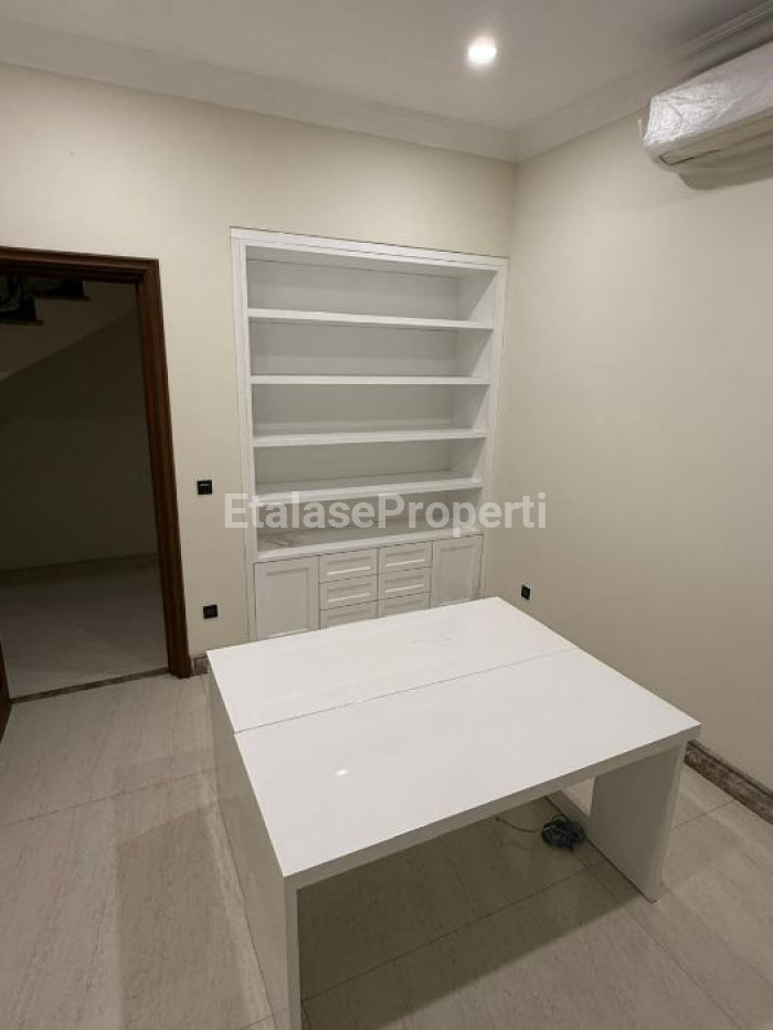 Foto properti DIJUAL RUMAH SIAP HUNI DI GRAHA FAMILY, SURABAYA BARAT 7