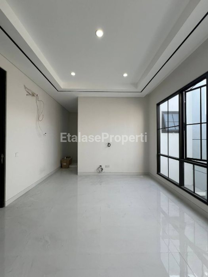 Foto properti DIJUAL RUMAH GRESS GRAHA FAMILY, SURABAYA BARAT 3