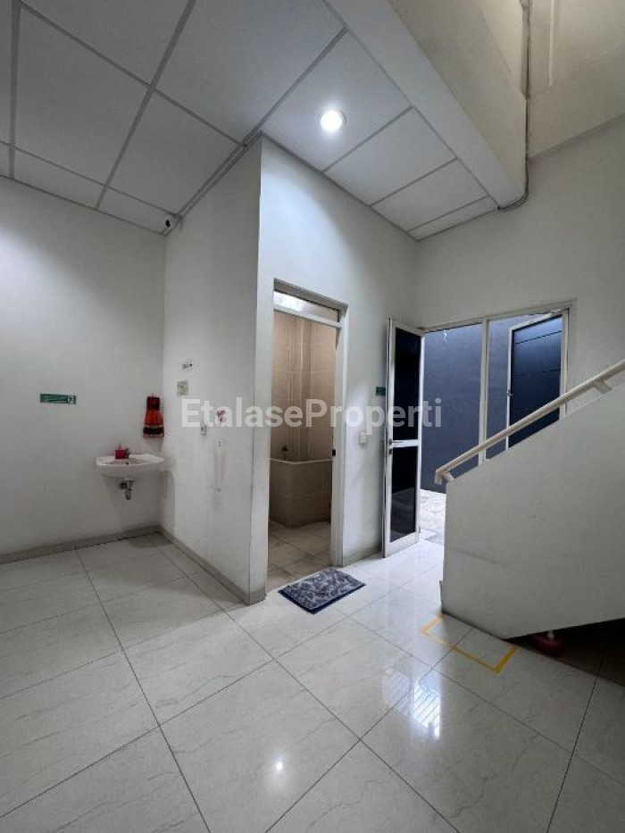 Foto properti RUKO 3 LT TERAWAT SIAP PAKAI DI RAYA MERR(IR.sOEKARNO) 8
