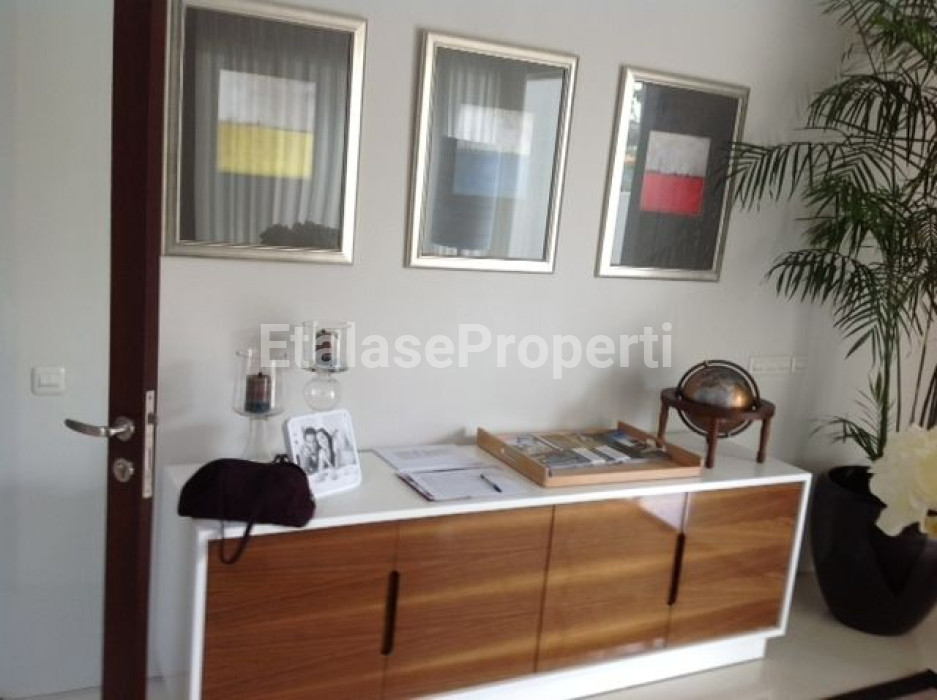 Foto properti DIJUAL RUMAH SIAP HUNI DI GRAHA FAMILY, SURABAYA BARAT 3