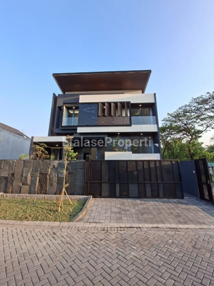 Foto properti Rumah Mewah 2,5 Lantai Split Level Di Bukit Golf International Citraland Surabaya 1