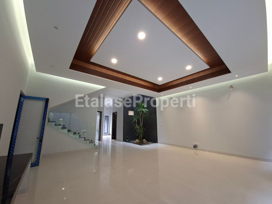 Foto properti Rumah Mewah 2,5 Lantai Split Level Di Bukit Golf International Citraland Surabaya 2