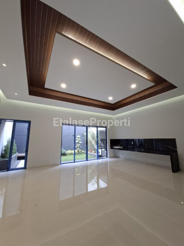 Foto properti Rumah Mewah 2,5 Lantai Split Level Di Bukit Golf International Citraland Surabaya 3