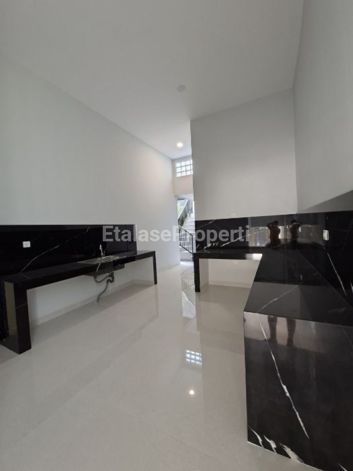 Foto properti Rumah Mewah 2,5 Lantai Split Level Di Bukit Golf International Citraland Surabaya 4