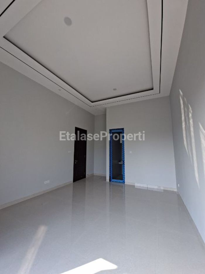 Foto properti Rumah Mewah 2,5 Lantai Split Level Di Bukit Golf International Citraland Surabaya 6
