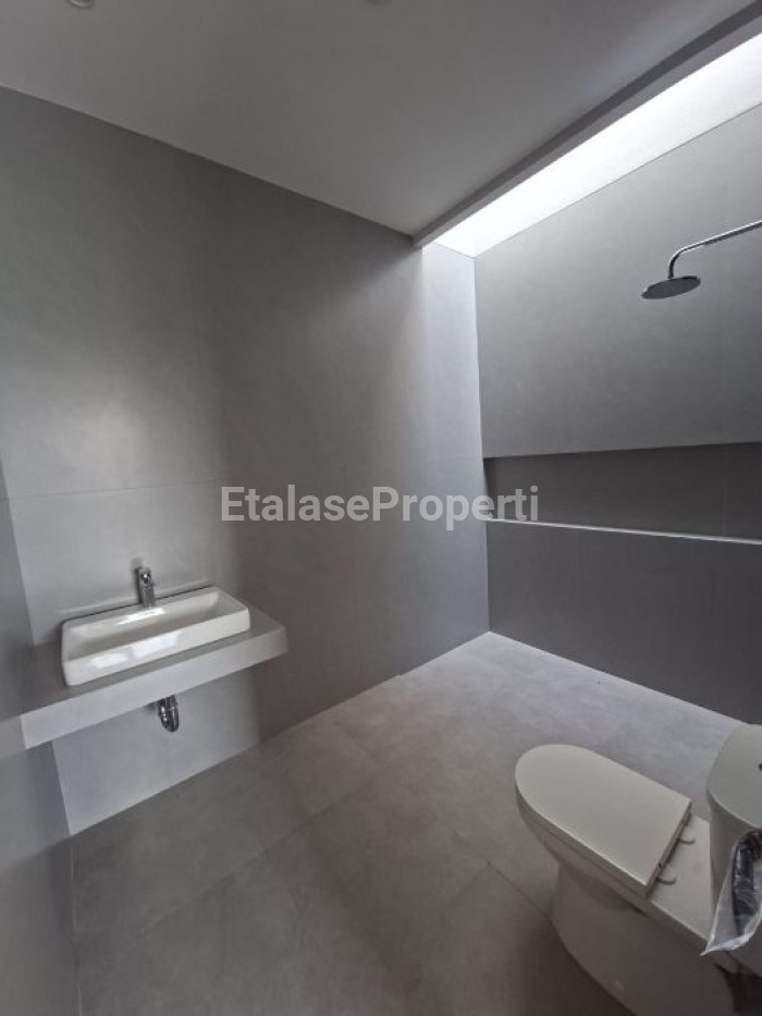 Foto properti Rumah Mewah 2,5 Lantai Split Level Di Bukit Golf International Citraland Surabaya 9