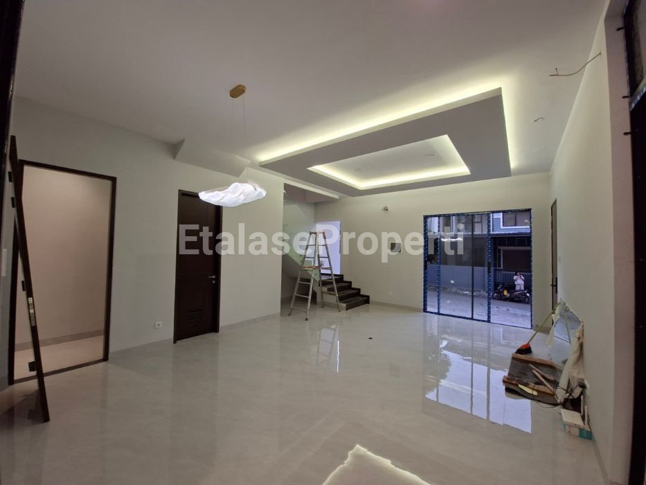 Foto properti Rumah Baru 2 Lantai Di Alam Hijau Citraland Surabaya 2