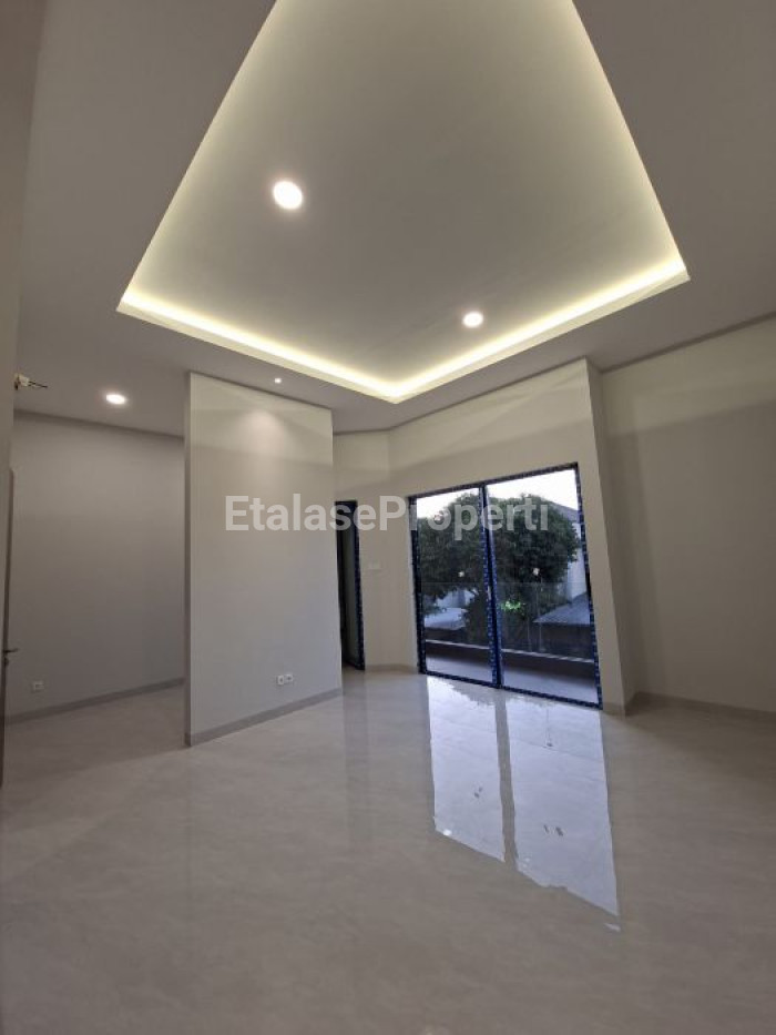 Foto properti Rumah Baru 2 Lantai Di Alam Hijau Citraland Surabaya 8