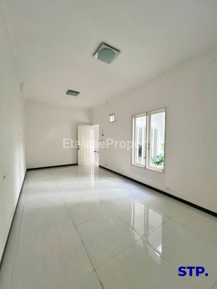 Foto properti Rumah Mewah Dharmahusada Megah Permai 8