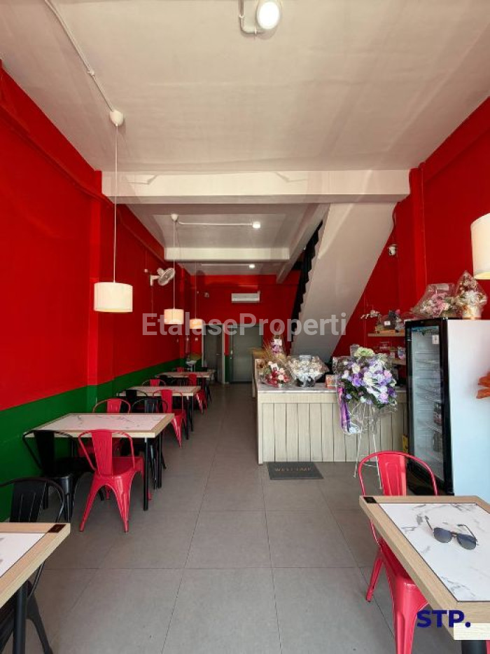 Foto properti Disewakan Ruko Full Furnished Ex Cafe 3 Lantai Di Grand Eastern Surabaya 2