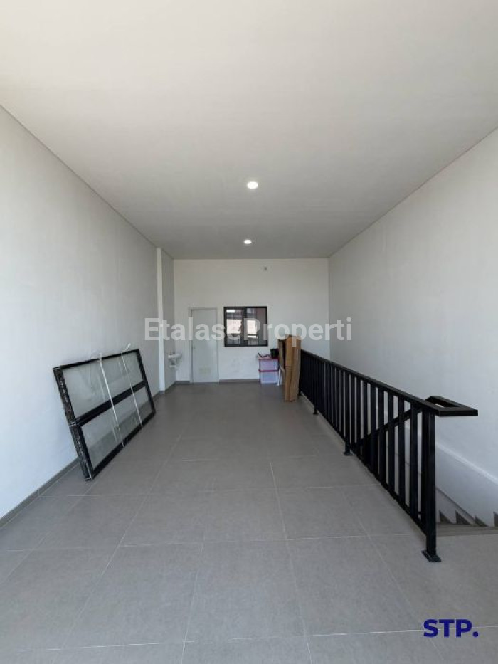 Foto properti Disewakan Ruko Full Furnished Ex Cafe 3 Lantai Di Grand Eastern Surabaya 8