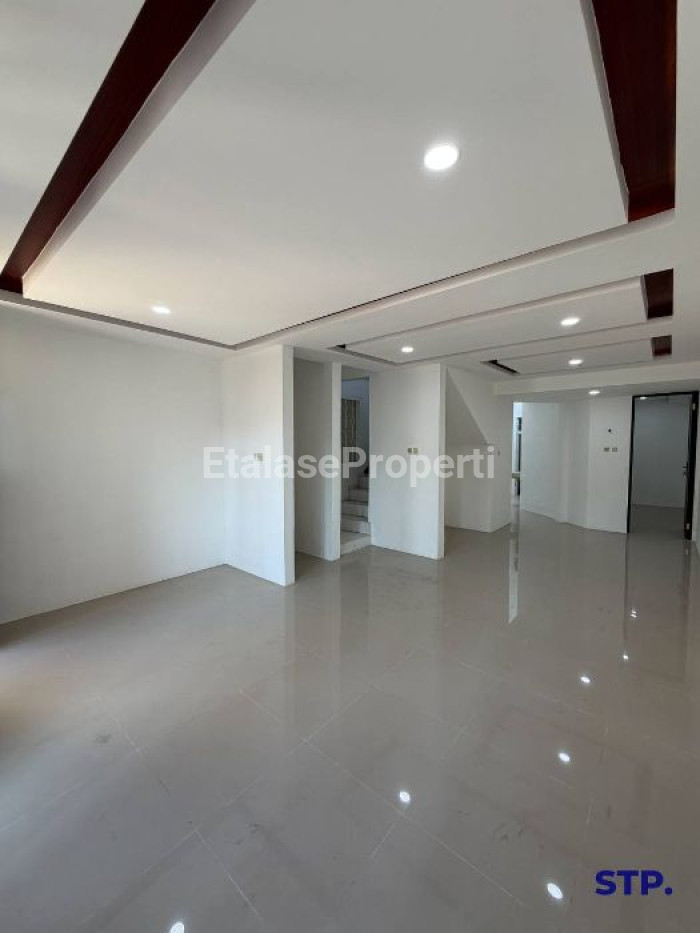 Foto properti Jual Cepat, Rumah Baru Renovasi 2 Lantai Di Nginden Intan Surabaya 3