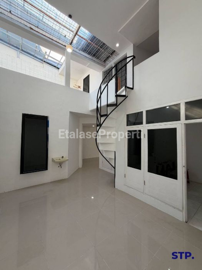 Foto properti Jual Cepat, Rumah Baru Renovasi 2 Lantai Di Nginden Intan Surabaya 4