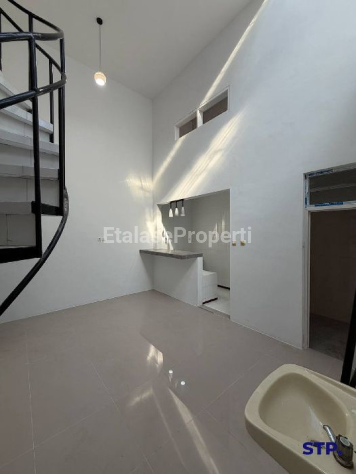 Foto properti Jual Cepat, Rumah Baru Renovasi 2 Lantai Di Nginden Intan Surabaya 5