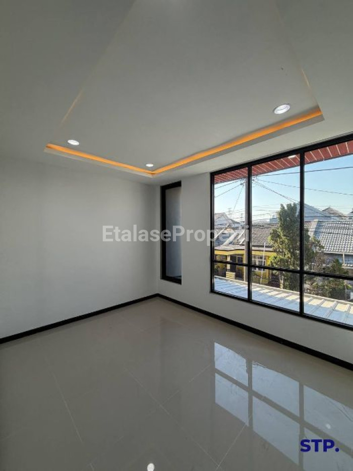 Foto properti Jual Cepat, Rumah Baru Renovasi 2 Lantai Di Nginden Intan Surabaya 9