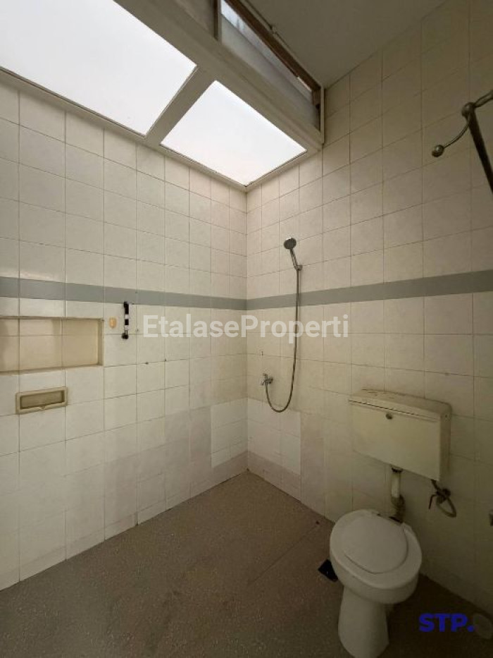Foto properti Jual Cepat, Rumah Baru Renovasi 2 Lantai Di Nginden Intan Surabaya 10