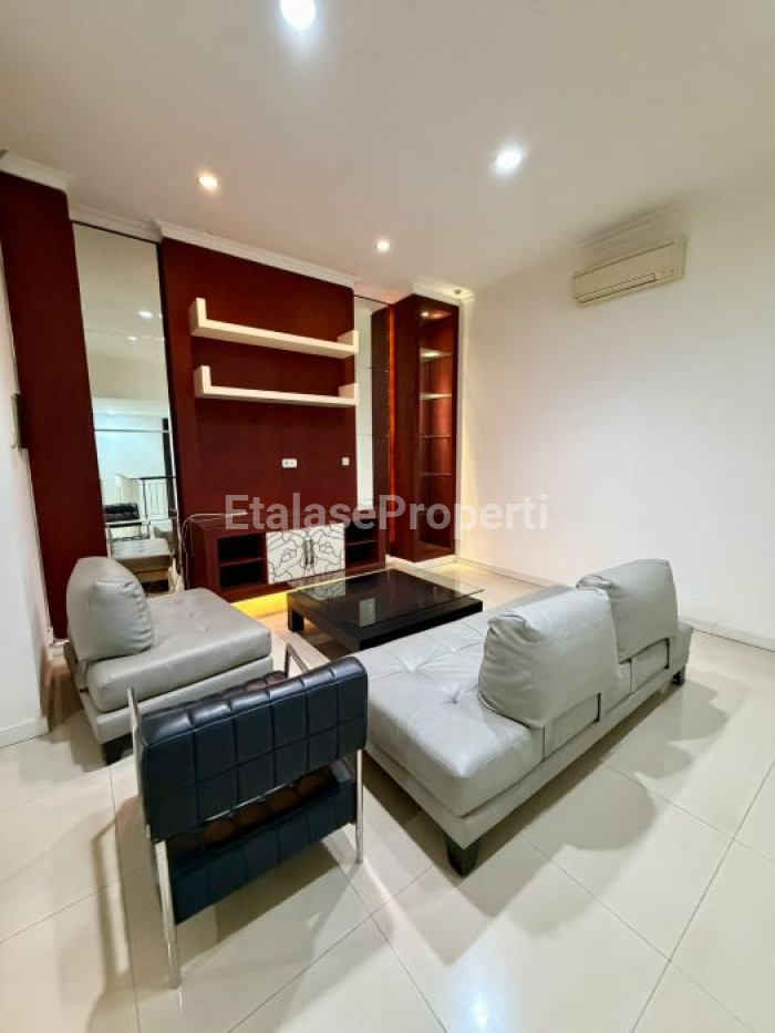 Foto properti Disewakan Rumah Mewah Di  Perumahan Elite  Graha Family Siap Huni Sudah Ada Full Perabotan 1