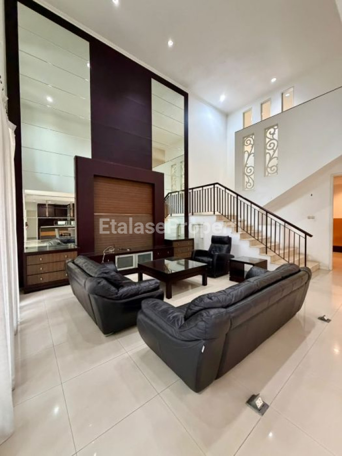 Foto properti Disewakan Rumah Mewah Di  Perumahan Elite  Graha Family Siap Huni Sudah Ada Full Perabotan 2