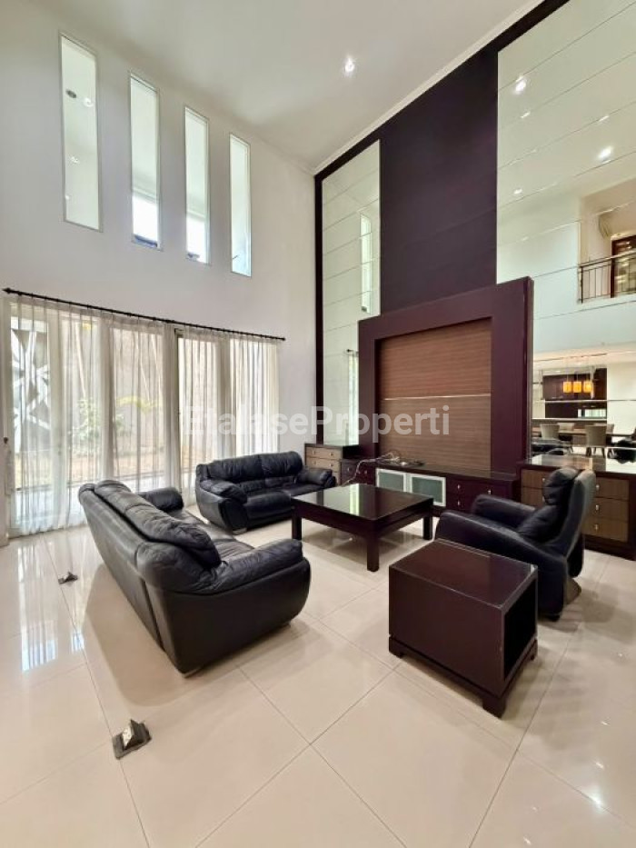 Foto properti Disewakan Rumah Mewah Di  Perumahan Elite  Graha Family Siap Huni Sudah Ada Full Perabotan 3