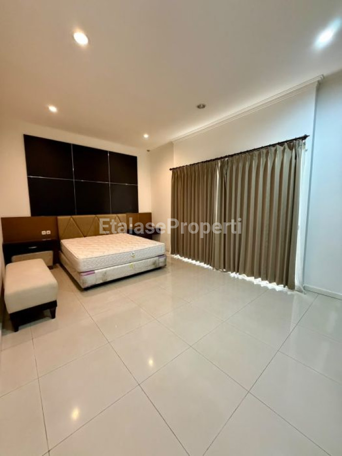 Foto properti Disewakan Rumah Mewah Di  Perumahan Elite  Graha Family Siap Huni Sudah Ada Full Perabotan 4
