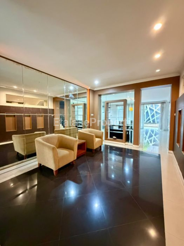 Foto properti Disewakan Rumah Mewah Di  Perumahan Elite  Graha Family Siap Huni Sudah Ada Full Perabotan 6