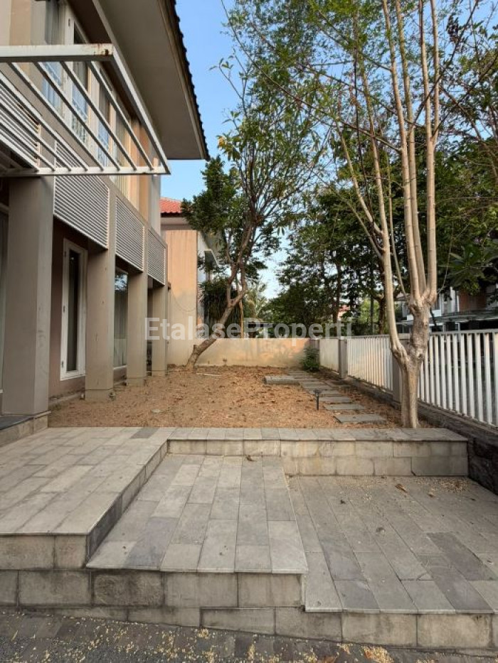 Foto properti Disewakan Rumah Mewah Di  Perumahan Elite  Graha Family Siap Huni Sudah Ada Full Perabotan 7