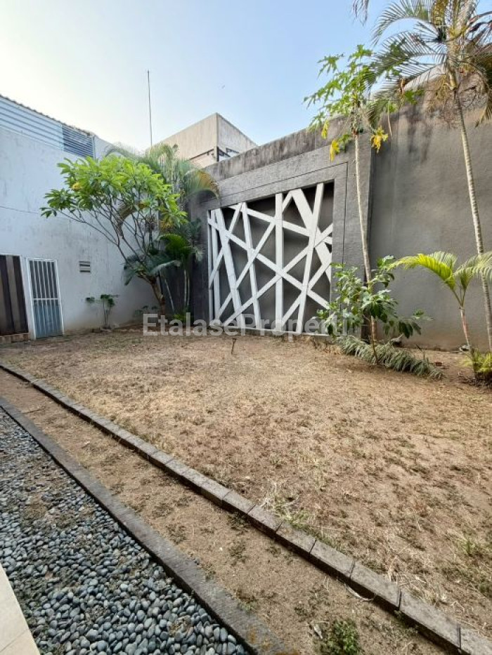 Foto properti Disewakan Rumah Mewah Di  Perumahan Elite  Graha Family Siap Huni Sudah Ada Full Perabotan 8