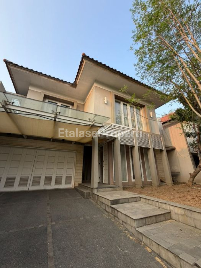Foto properti Disewakan Rumah Mewah Di  Perumahan Elite  Graha Family Siap Huni Sudah Ada Full Perabotan 9