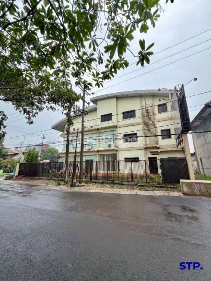 Foto properti JUAL CEPAT - Gedung 3 Lantai Di Raya Gayungsari, Surabaya 1