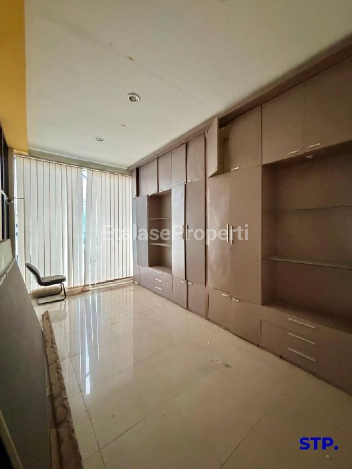Foto properti JUAL CEPAT - Gedung 3 Lantai Di Raya Gayungsari, Surabaya 4