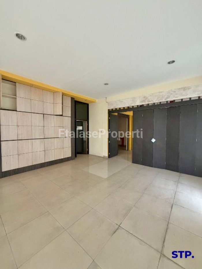 Foto properti JUAL CEPAT - Gedung 3 Lantai Di Raya Gayungsari, Surabaya 8