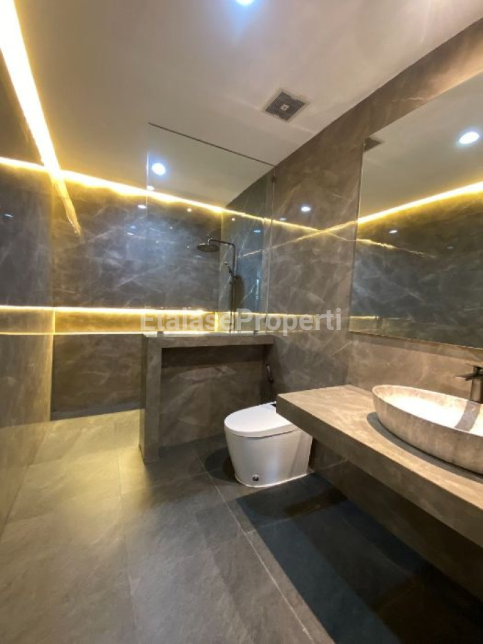 Foto properti Rumah Mewah Full Furnished Di CitraLand The GreenLake Surabaya 10