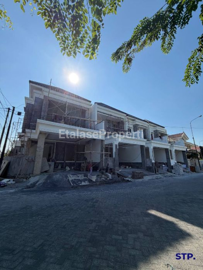 Foto properti Rumah Baru American Classic 2 Lantai Di Manyar Kertoadi Surabaya Tipe Hoek 1