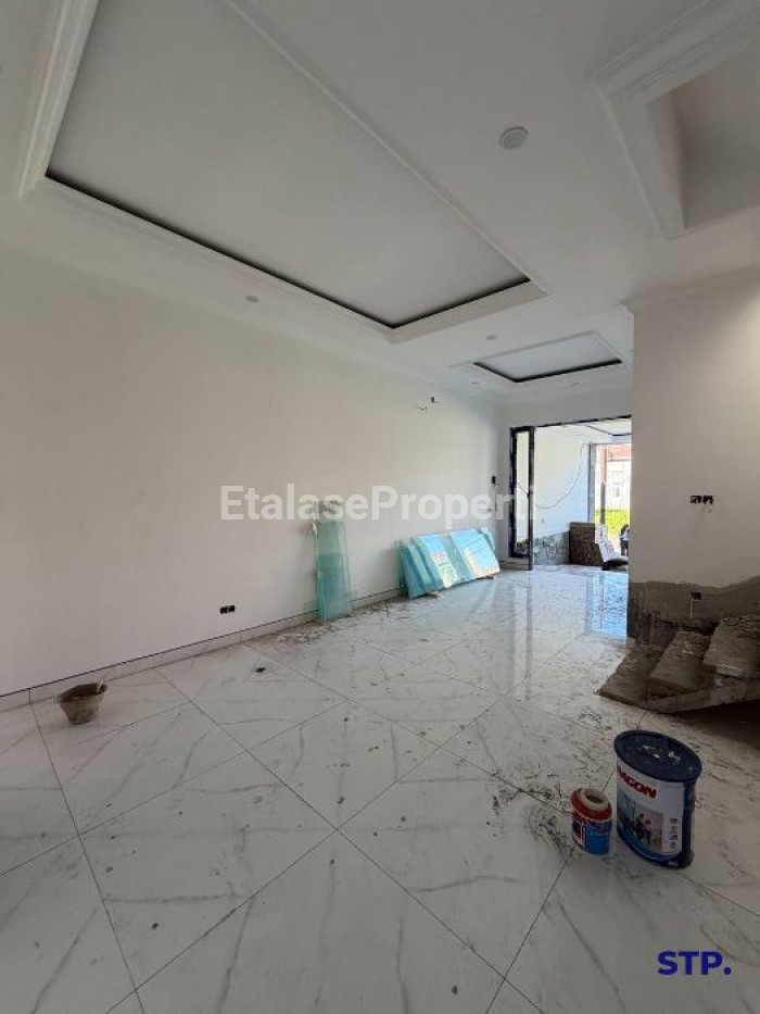 Foto properti Rumah Baru American Classic 2 Lantai Di Manyar Kertoadi Surabaya Tipe Hoek 2