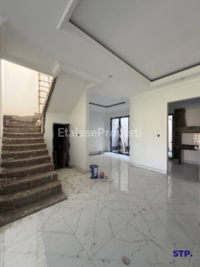 Foto properti Rumah Baru American Classic 2 Lantai Di Manyar Kertoadi Surabaya Tipe Hoek 3