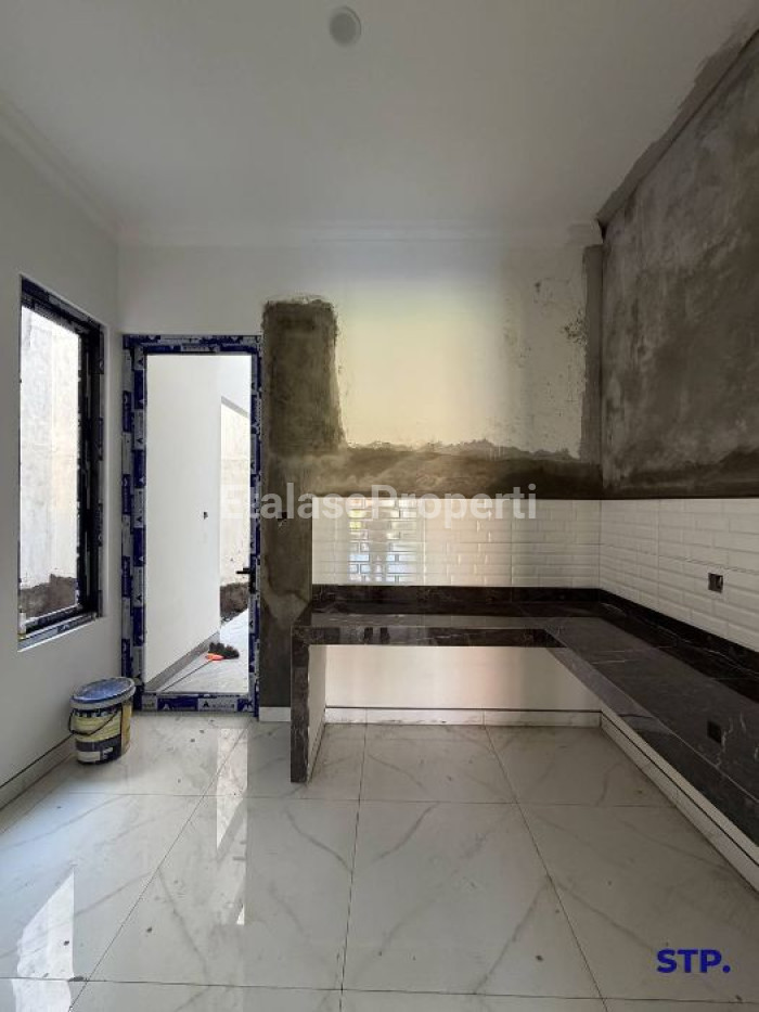 Foto properti Rumah Baru American Classic 2 Lantai Di Manyar Kertoadi Surabaya Tipe Hoek 4
