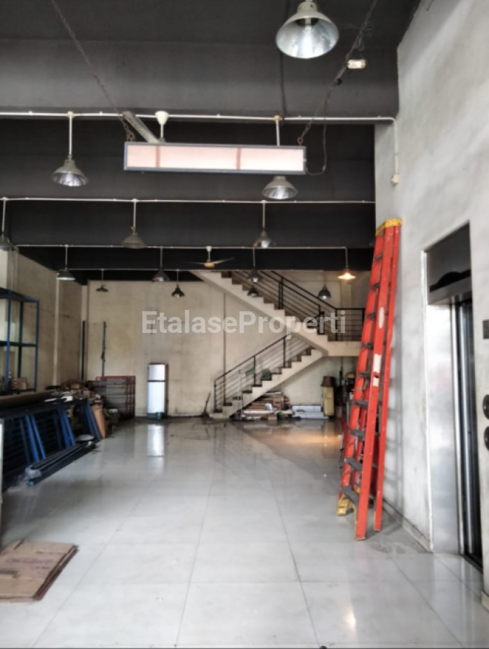 Foto properti Jarang Ada, Ruko Lebar 9 Meter (tan Lina) 1