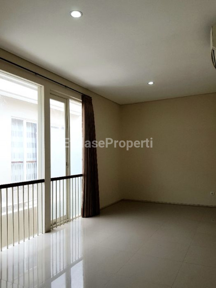 Foto properti SEWA RUMAH BARU THE GREENLAKE, CITRALAND, SURABAYA-BARAT 8