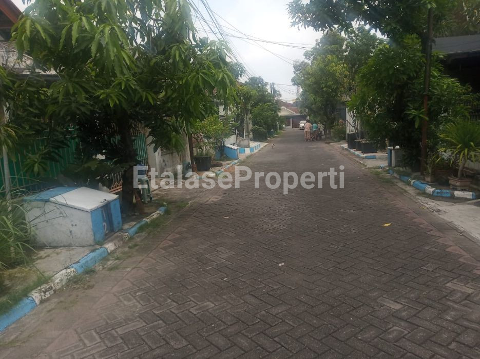 Foto properti Dijual Rumah Hitung Tanah Lokasi Ciamik Strategis Perum. Rungkut Mapan 2