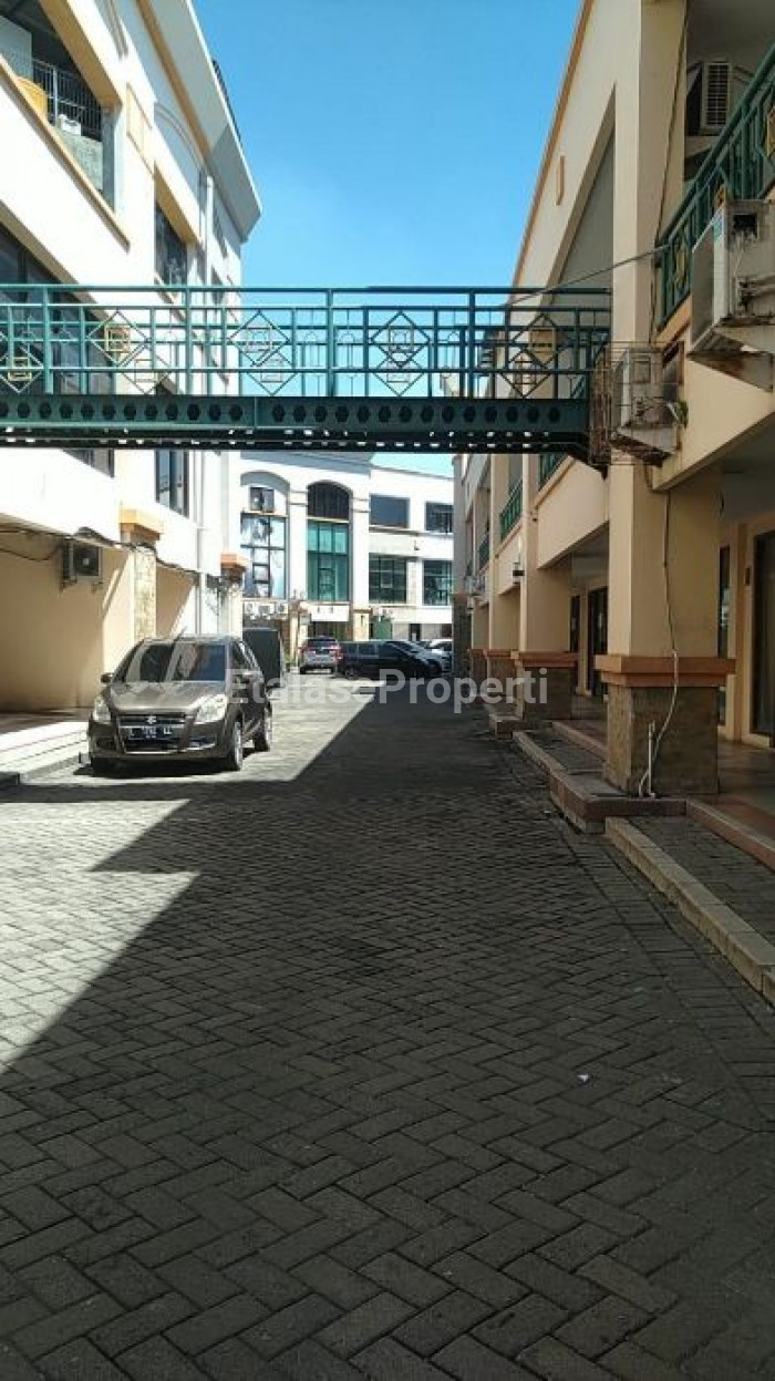 Foto properti Ruko 3 Lantai  Siap Pakai Strategis Di Plaza Segi 8 Surabaya Barat 3