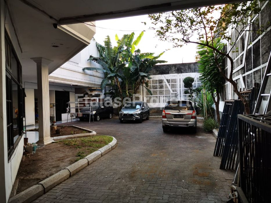 Foto properti Rumah Klasik & Strategis Di Raya Jemursari 2