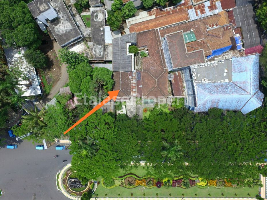 Foto properti Dijual Rumah Klasik Strategis Dekat Balai Kota Malang 3