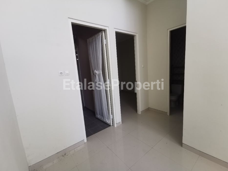 Foto properti Sewa Rumah Baru Semi Furnish 2
