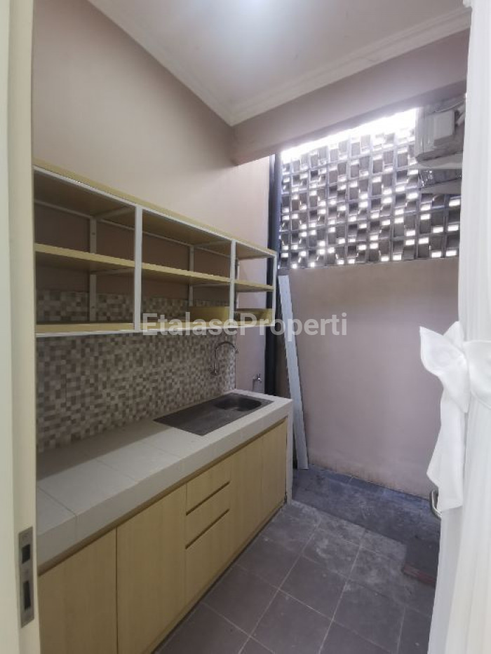 Foto properti Sewa Rumah Baru Semi Furnish 4