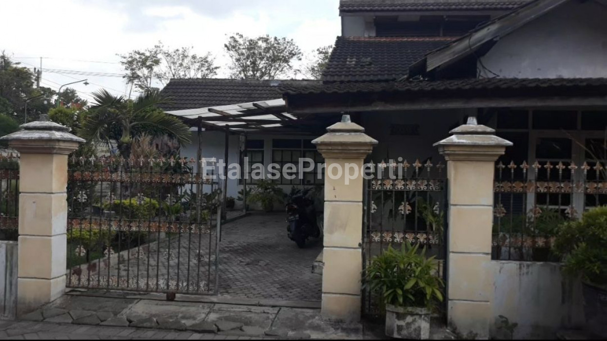 Foto properti Rumah Pojok, Taman Luas 1