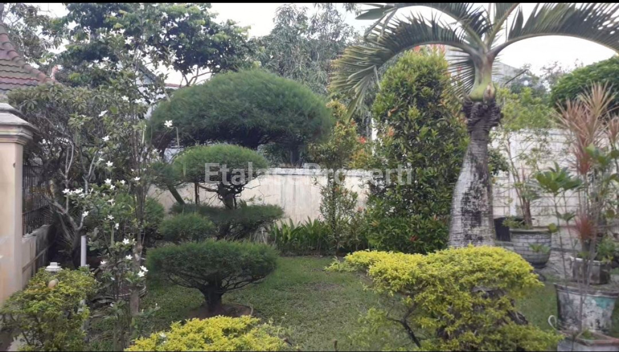 Foto properti Rumah Pojok, Taman Luas 3
