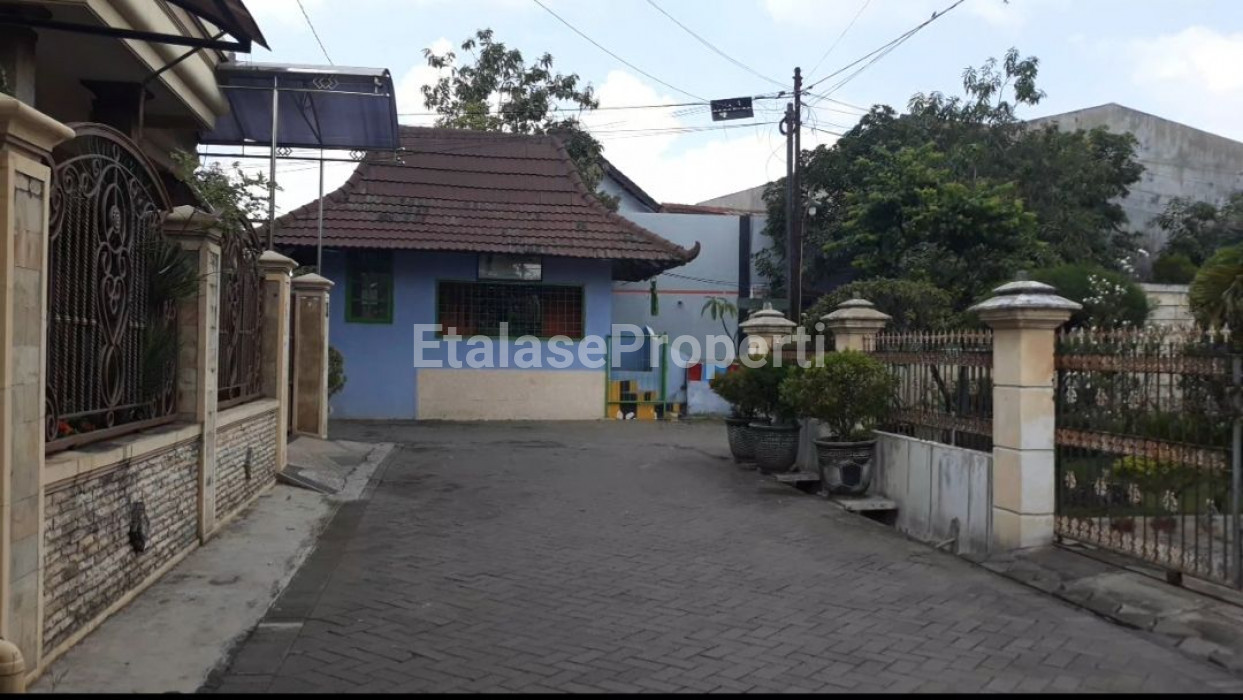 Foto properti Rumah Pojok, Taman Luas 6